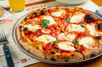کالری انواع پیتزا : هر تیکه ۱۰۰ گرمی پیتزا چقدر کالری دارد؟