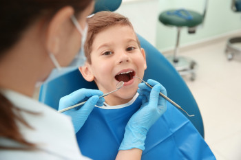 آیا شربت فروگلوبین باعث ایجاد لکه و سیاهی روی دندان کودک می شود؟