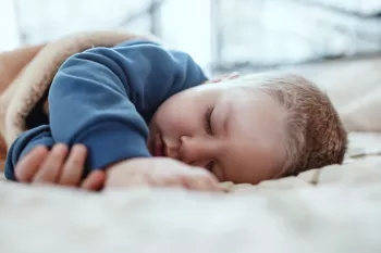 خوابیدن چه تاثیری در رشد جسمی و ذهنی کودک دارد؟