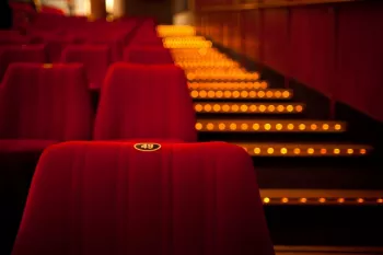 علت قرمز بودن رنگ صندلی سینما و رستوران ها چیست؟