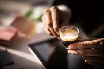  از کجا بفهمیم به قهوه آلرژی داریم؟ علائم حساسیت به قهوه 