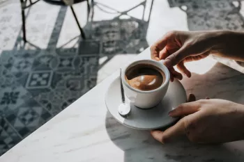 علائم مسمومیت با قهوه چیست؟ آیا کافئین موجب مرگ می شود؟