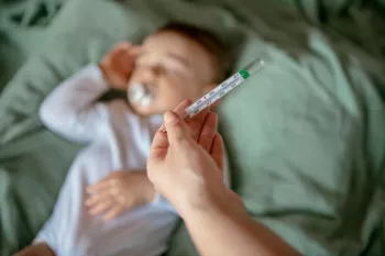 چگونه می­توان تب نوزادان را پایین آورد؟