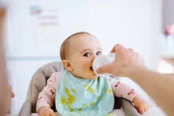 از چند ماهگی میتوان به نوزاد آب داد؟