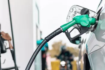 آیا بنزین زدن با ماشین روشن خطرناک است ؟