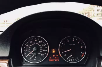 با روشن شدن چراغ بنزین چند کیلومتر می‌ توان رانندگی کرد؟
