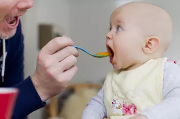 از چند ماهگی به نوزاد زردآلو بدهیم ؟