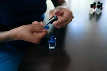 10 نمونه از اشتباهات رایج هنگام لاک زدن ناخن
