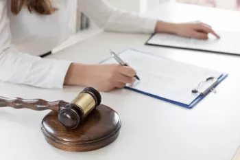 بررسی جامع مزایا و معایب شغل وکالت برای زنان