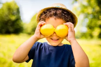 12 خاصیت بی نظیر لیمو شیرین برای کودکان