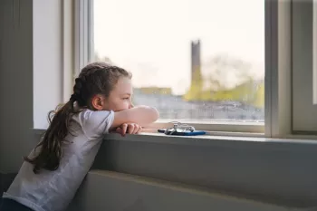 چگونه به کودک غمگین کمک کنیم ؟