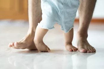 علت کج گذاشتن پا در کودکان و درمان این عارضه