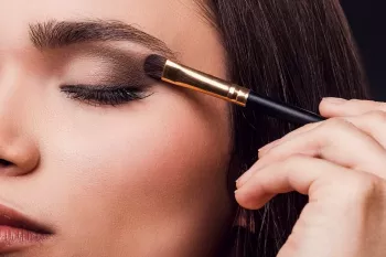 یک ترفند عالی برای ماندگاری سایه چشم