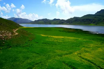 دریاچه نئور کجاست؟ زمان سفر و مسیر دسترسی
