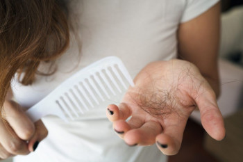 چگونه با روش های ساده از ریزش مو جلوگیری کنیم؟