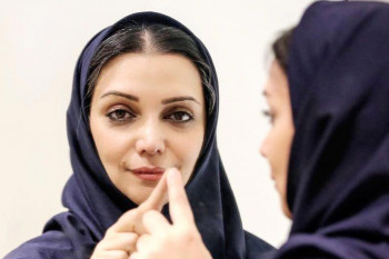 استایل رنگ رنگی بازیگر زن ۵۲ ساله در بالاترین نقطه برج تهران !!