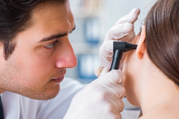 علائم، علل و راه های درمان عفونت گوش میانی