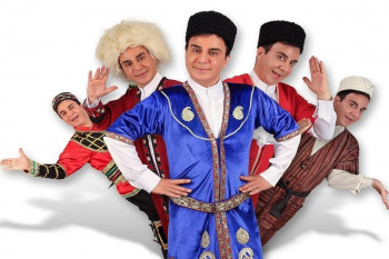 خانواده پرجمعیت عمو پورنگ کنار مادر معروفشان / بجز برادر فوت شده اش !!