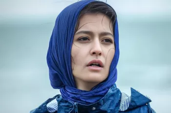 ساحل پوست شیر زنده شد / با سری کچل در حال سیگار کشیدن !!