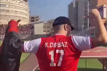 حرکت جنجالی کامبیز دیرباز بین طرفداران پرسپولیس وسط ورزشگاه