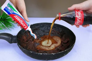 من با استفاده از نوشابه و خمیر دندان ماهیتابه سوخته رو از روز اولش براق تر میکنم