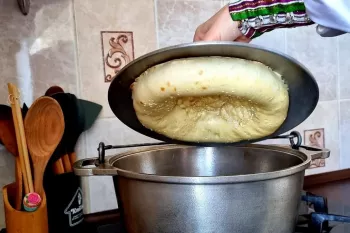 من دیگه نان نمیخرم در خانه با در قابلمه نان میپزم !