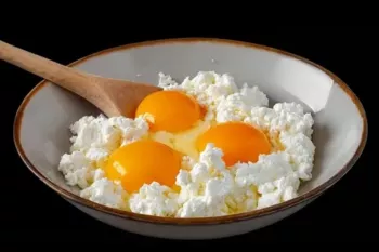 طرز تهیه میان وعده ای مقوی با تخم مرغ و پنیر