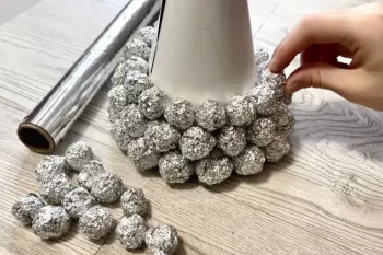 نحوه ساخت درخت کریسمس دکوری با فویل و مقوا