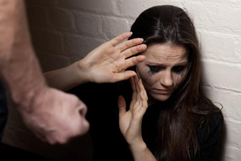 طلاق به دلیل ضرب و شتم | روش های اثبات ضرب و جرح مرد در دادگاه