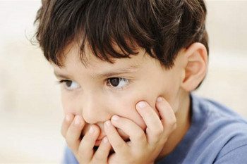 عوامل خطر اختلال لالی انتخابی یا موتیسم (Mutism) در کودکان