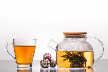 10 خاصیت جادویی چای بلومینگ و طرز تهیه این دمنوش