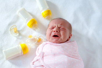 4 علت اصلی شیر خوردن بیش از حد نوزاد