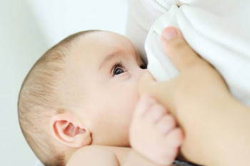14 علت شیر خوردن نوزاد از یک سینه و راهی برای درمان