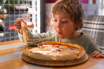 پنیر پیتزا برای کودکان : آیا پنیر پیتزا برای کودکان مضر است ؟