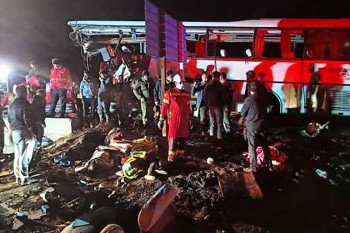 21 کشته و زخمی در تصادف خونین اتوبوس و تریلی در کاشان+ فیلم و عکس