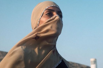 تصویر اولین موج سوار زن ایرانی در نشریات جهان!