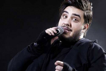 مشهد گردی آرون افشار و برادر خوش صدایش!