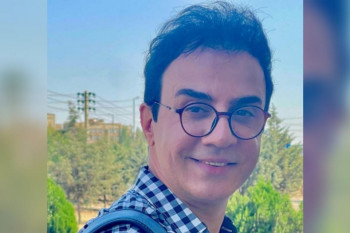 ژست عکس خاص عمو پورنگ در یک فروشگاه لباس !