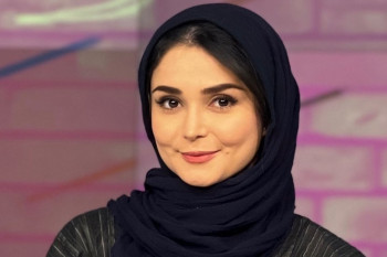 قابی از چهره و استایل متفاوت مجری برنامه کهکشانها
