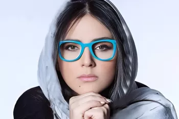 قابی از خانم بازیگر در کنار خواهر فرنگی طورش بدون هیچ شباهتی !!