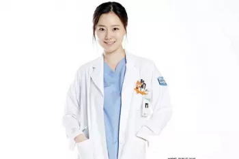 چهره ی متفاوت و جذاب دکتر چا در سریال آقای دکتر خارج از سریال کنار همسر خوش تیپش !!