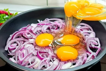 فقط کافیه تخم مرغ ها را روی پیاز بریزید و از نتیجه آن شگفت زده شوید!!