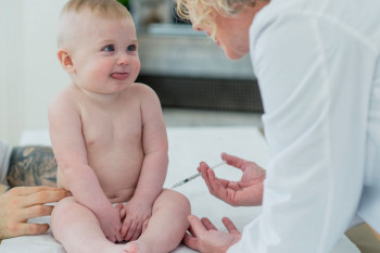 واکسن 18 ماهگی : مراقبت ها ، علائم و عوارض پس از تزریق
