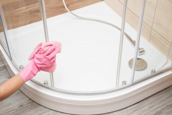 ترفندهای لازم برای تمیز کردن شیشه کابین دوش حمام