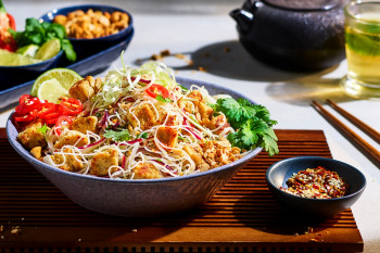 روش طبخ پد تای، غذای تایلندی با گوشت و میگو