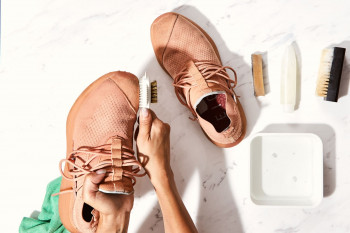 روش تمیز کردن و اشباع کفش نبوک در منزل