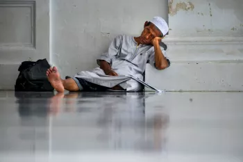 حکم خوابیدن در مسجد از منظر مقام معظم رهبری