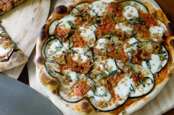 پیتزا بادمجان و سیر، غذایی با اصالت ایتالیایی