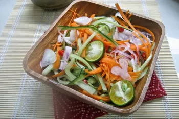 طرز تهیه سالاد هویج تایلندی به همراه بادام زمینی
