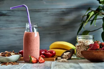 اسموتی شکلات و توت فرنگی، صبحانه ای سالم و مقوی